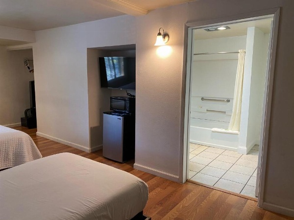 Carmel Resort Inn image 9